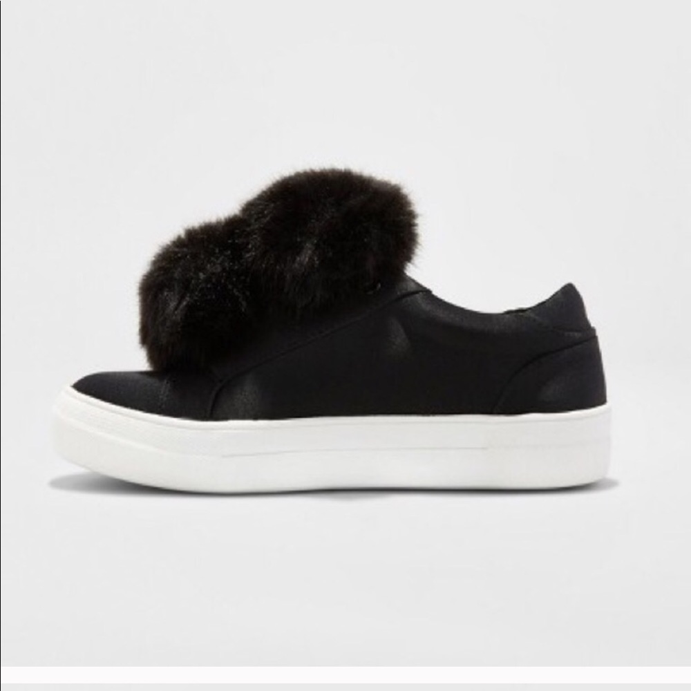 ⚡️Black Sneakers Pom Pom size 9